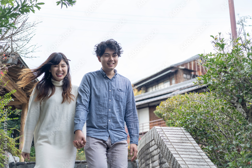 Naklejka premium 秋の観光を楽しむ若いカップル