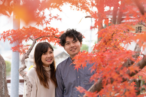 紅葉狩りを楽しむ若いカップル photo