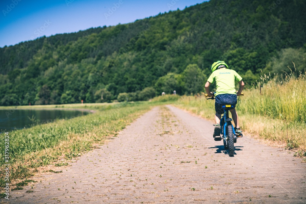 Obraz premium man riding a bike on country road