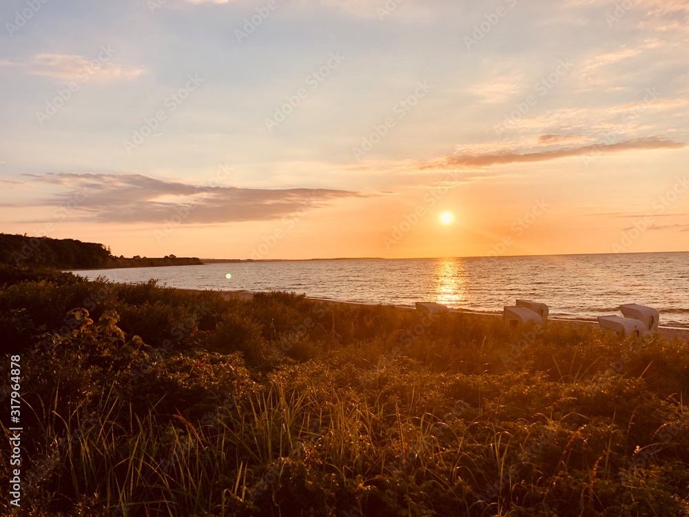 Sonnenuntergang über den Strandkörben an der deutschen Ostseeküste