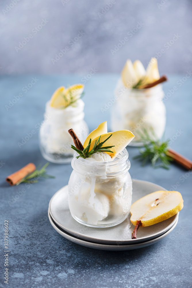 Ice cream with pears Ice cream with pears