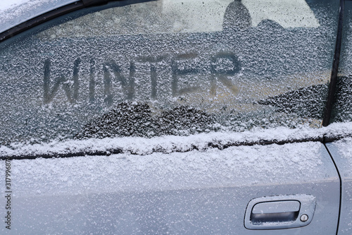 Winter im Straßenverkehr. Ein Auto mit Schnee und Eis