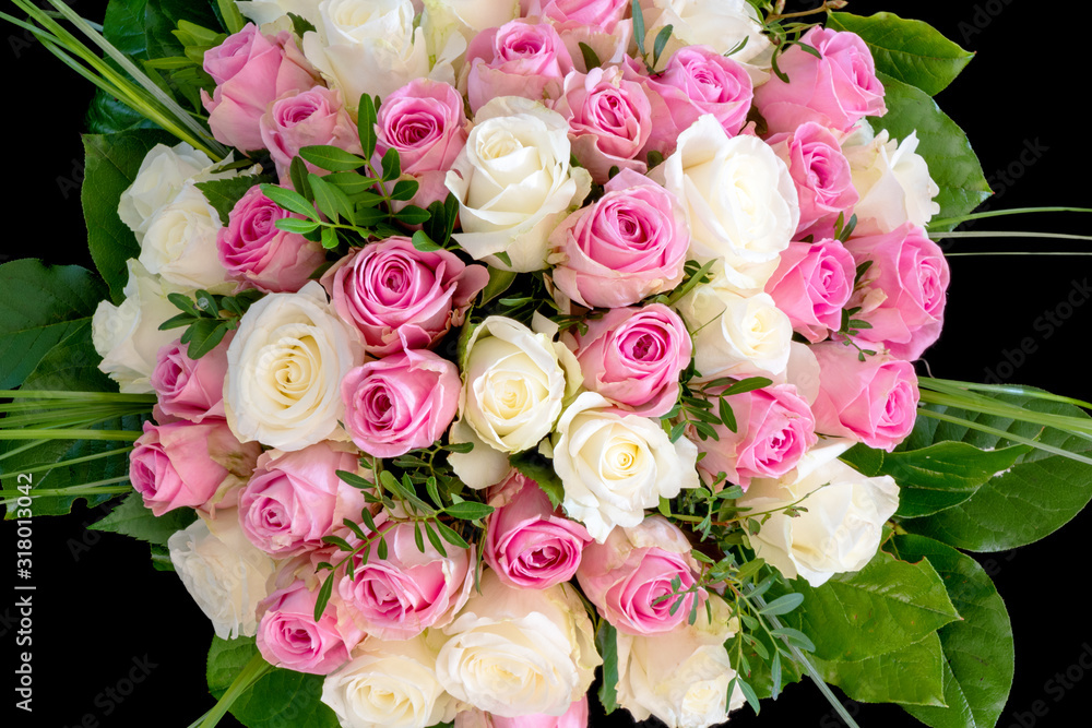 Rosenstrauß bestehend aus weißen und rosa Rosen isoliert auf schwarzem Hintergrund