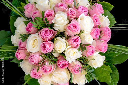 Rosenstrau   bestehend aus wei  en und rosa Rosen isoliert auf schwarzem Hintergrund