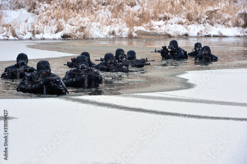 фотографія South Korean Army Special Forces infiltration training through the frozen rivers