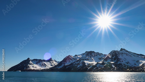 Landschaft in Südgeorgien, Antarktis. Schneebedeckte Berge und Sonnenschein