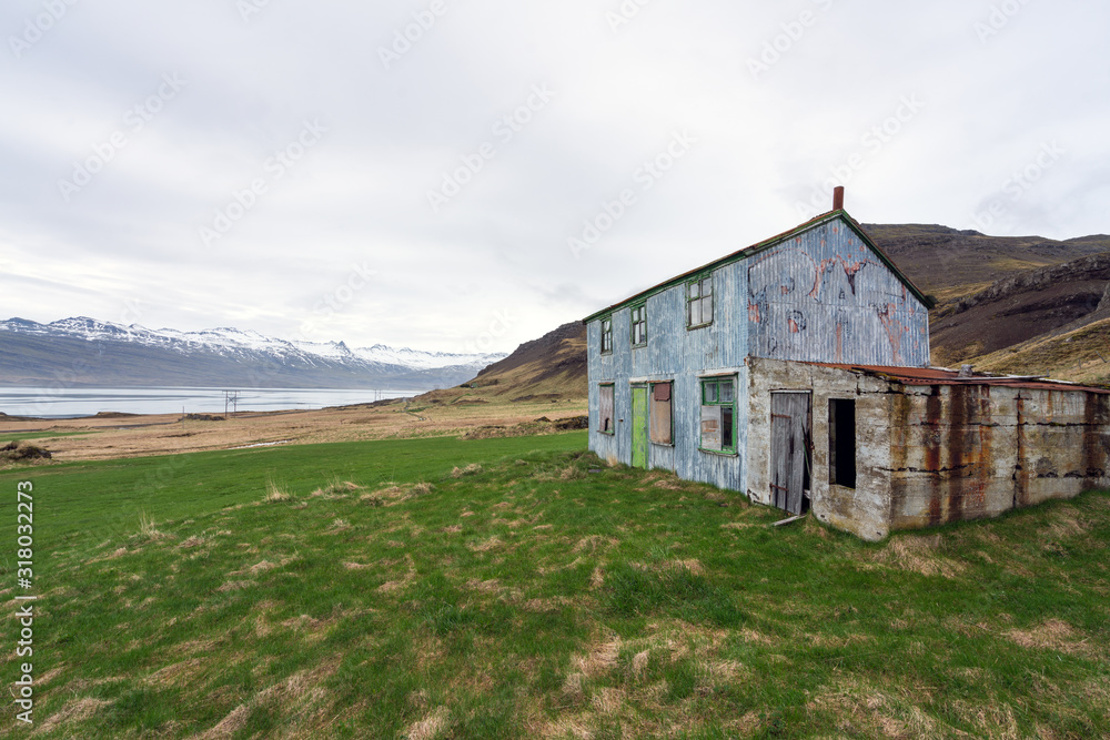 Φωτογραφία Blue abandoned farmhouse in icelandic fjord