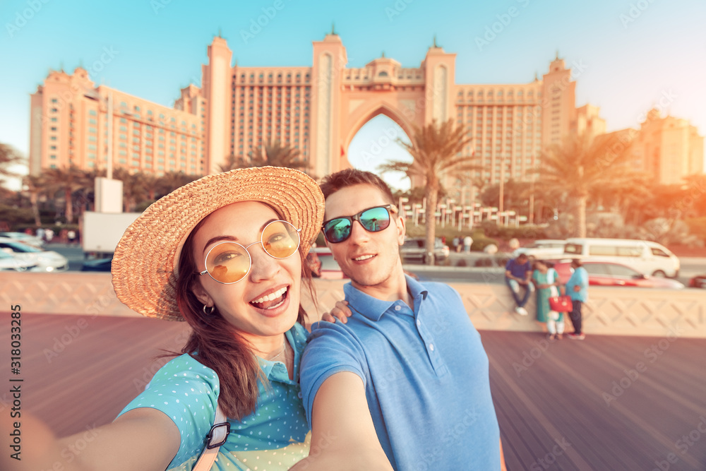 Φωτογραφία A couple in love arrived for their honeymoon in Dubai and takes a selfie in fron
