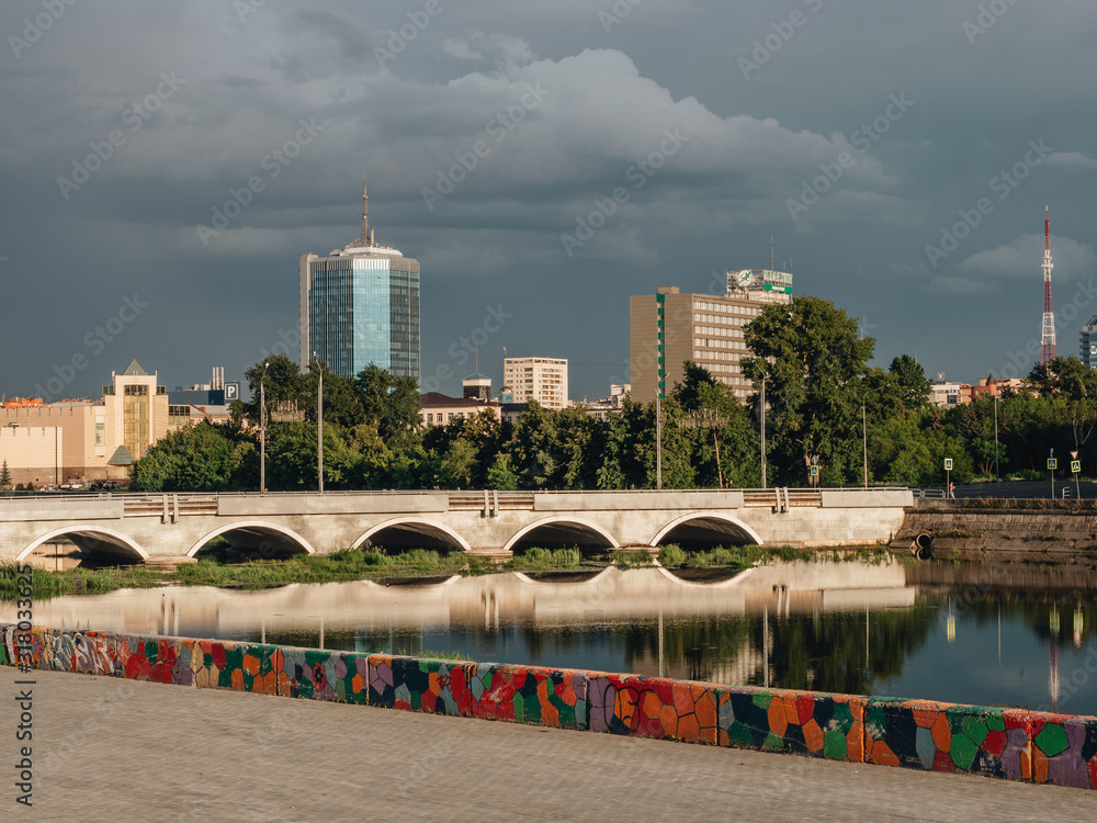 Ταπετσαρία City view with a buildings on the background and river and bridge at the foregro