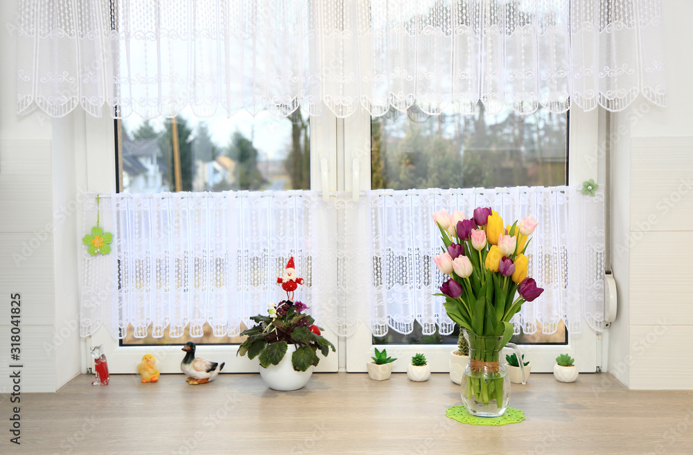 Klorowe tulipany w wazonie na parapecie białego wspłóczesnego okna w kuchni. - obrazy, fototapety, plakaty 