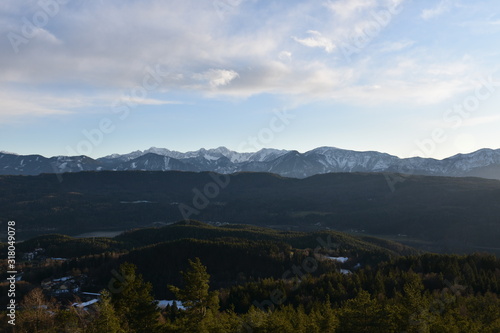 Kärnten, Pyramidenkogel, Aussicht, Klagenfurt, Sattnitz, Rosental, Keutschacher See, Keutschachersee, Karawanken, Schnee, Eis, verschneit, Winter, Fels, Stein, Grenze, Slowenien, Österreich, Mittagsko photo