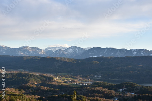 Kärnten, Pyramidenkogel, Aussicht, Klagenfurt, Sattnitz, Rosental, Keutschacher See, Keutschachersee, Karawanken, Schnee, Eis, verschneit, Winter, Fels, Stein, Grenze, Slowenien, Österreich, Mittagsko photo