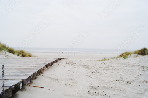 Holzweg an den Strand