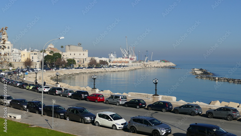 Veduta del lungomare con il porto navale sullo sfondo nella città di Bari, sud Europa