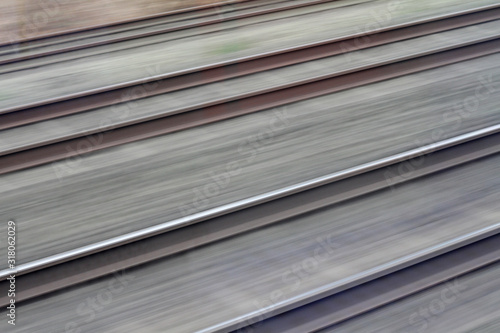 Gleise aus dem Zugfenster beobachtet