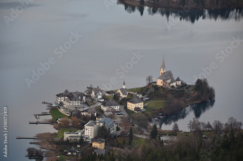 Wörthersee, Halbinsel, See, Kirche, Maria Wörth, Otok, Kirche, Wahrzeichen, Klagenfurt, Klagenfurt Land, Kärnten, Sehenswürdigkeit, Ausflug, Urlaub, Reifnitz, Seeufer, Pyramidenkogel, Pfarrkirche, Sti photo