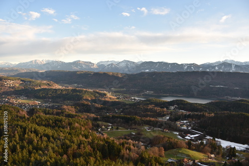 Kärnten, Pyramidenkogel, Aussicht, Klagenfurt, Sattnitz, Rosental, Keutschacher See, Keutschachersee, Karawanken, Schnee, Eis, verschneit, Winter, Fels, Stein, Grenze, Slowenien, Österreich, Mittagsko photo