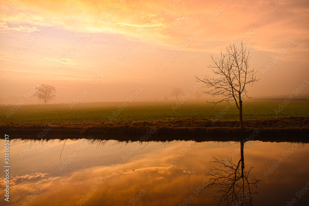 Obraz premium sunset over lake