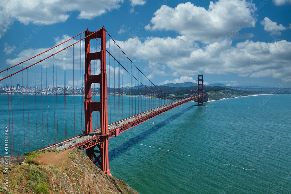 Fototapeta premium Cloudy afternoon over San Francisco's famous bridge