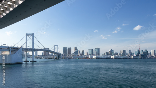 青空を背景にレインボーブリッジから見た芝浦ふ頭 © maruboland