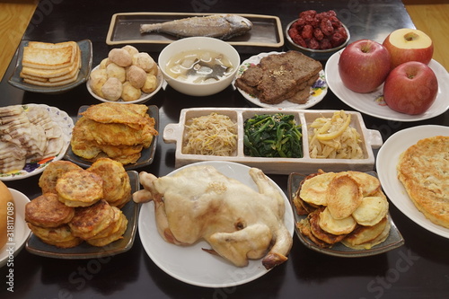 맛있는 음식이 푸짐하게 준비된 제사음식