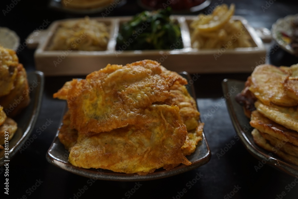 맛있는 생선전과 푸짐한 음식