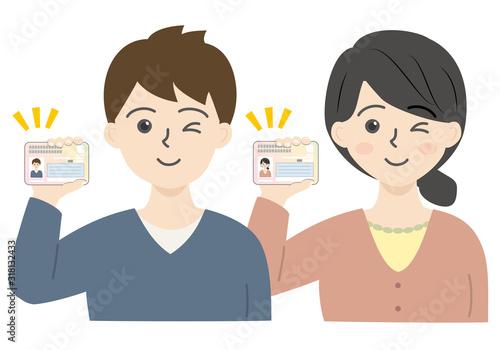 マイナンバーカードを持った若い男女の上半身
