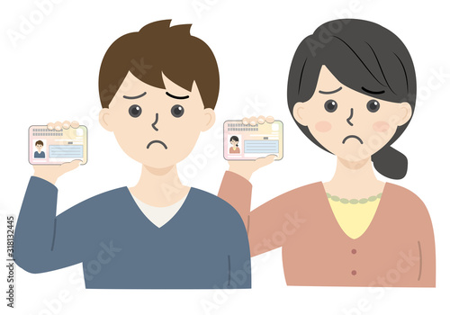 マイナンバーカードを持った若い男女の上半身（困る）