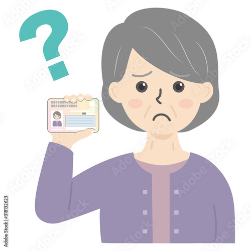 マイナンバーカードを持ってる高齢女性（困る・悩む）