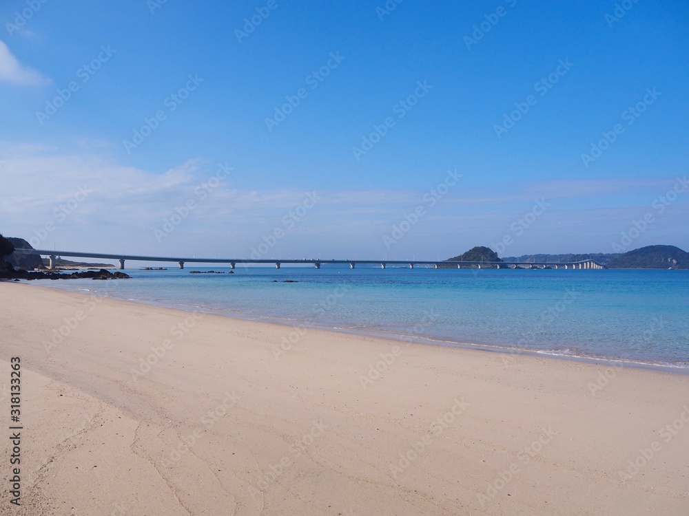 コバルトブルーの海と砂浜と角島大橋 コバルトブルーの海と砂浜と角島大橋