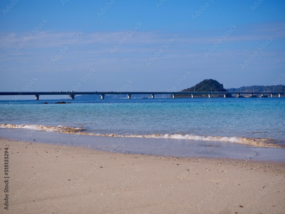 コバルトブルーの海と砂浜と角島大橋