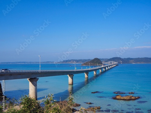 Wallpaper Mural コバルトブルーの海と角島大橋 Torontodigital.ca