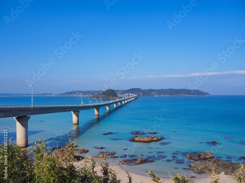 Wallpaper Mural コバルトブルーの海と角島大橋 Torontodigital.ca