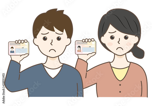 マイナンバーカードを持った若い男女の上半身（困る）