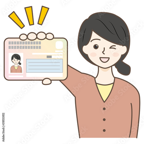 マイナンバーカードを持っている女性・主婦（カードアップ）