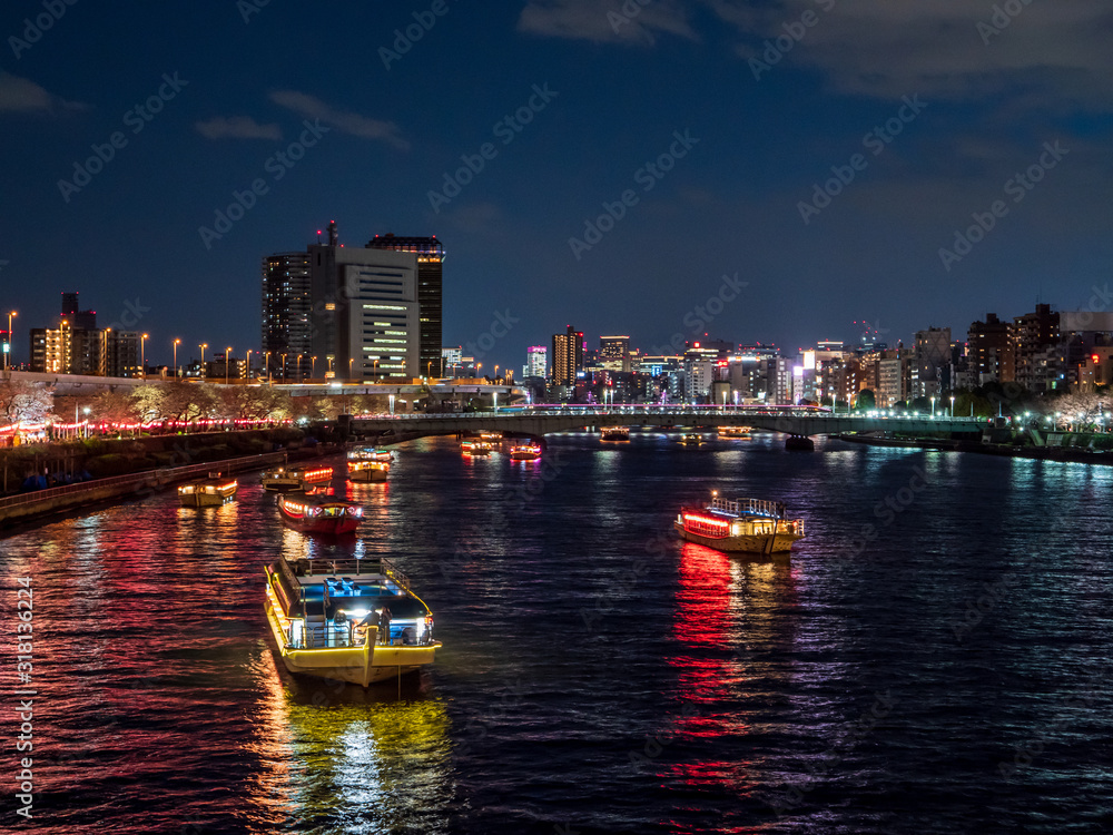 隅田川沿いの夜桜と屋形船