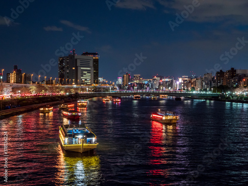 隅田川沿いの夜桜と屋形船