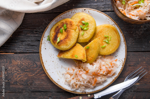 Fotografie Salvadoran pupusa served with curtido  on board. view from above