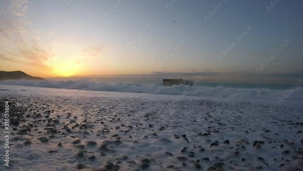 Lever de soleil et vagues sur une plage de la mer méditerranée dans la ville de Nice en France