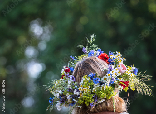 Canvastavla summer solstice wreath on head, handmade, individual parts in focus, summer day