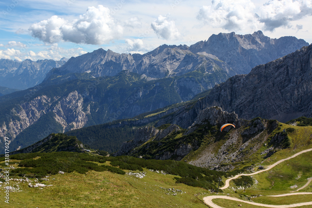 Paragliding im Sommer in der Nähe von Garmisch Partenkirchen auf der Alpspitze und dem Ostfelderkopf