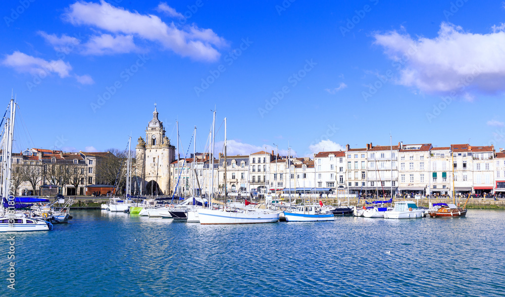 panorama du vieux port de La Rochelle avec ses bateaux et la grosse horloge