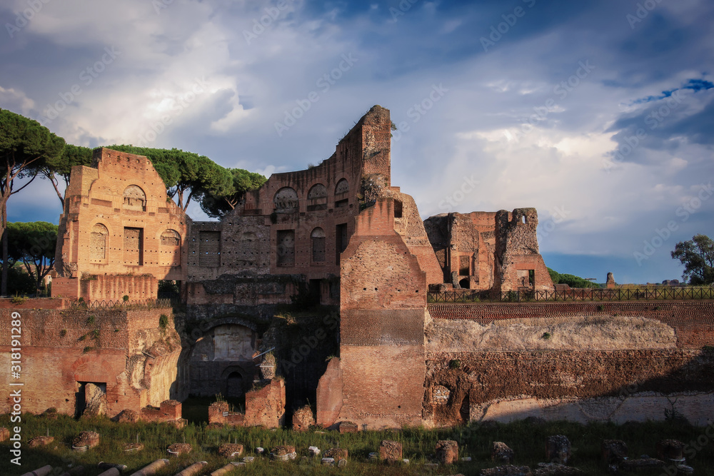 Architettura storica da ammirare passeggiando lungo i Fori Romani, Italia. - obrazy, fototapety, plakaty 
