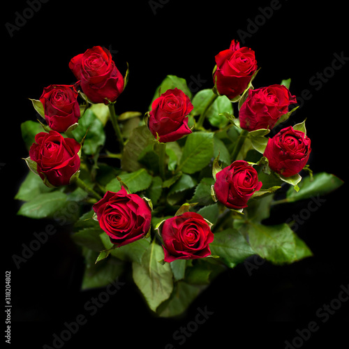 czerwone róże w bukiecie w kształcie serca na czarnym tle