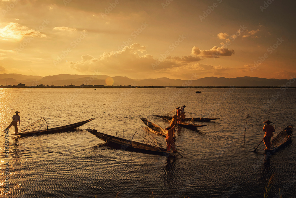 Naklejka premium Intha Burmese fishermen on boat catching fish traditional at Inle Lake, Shan State, Myanmar