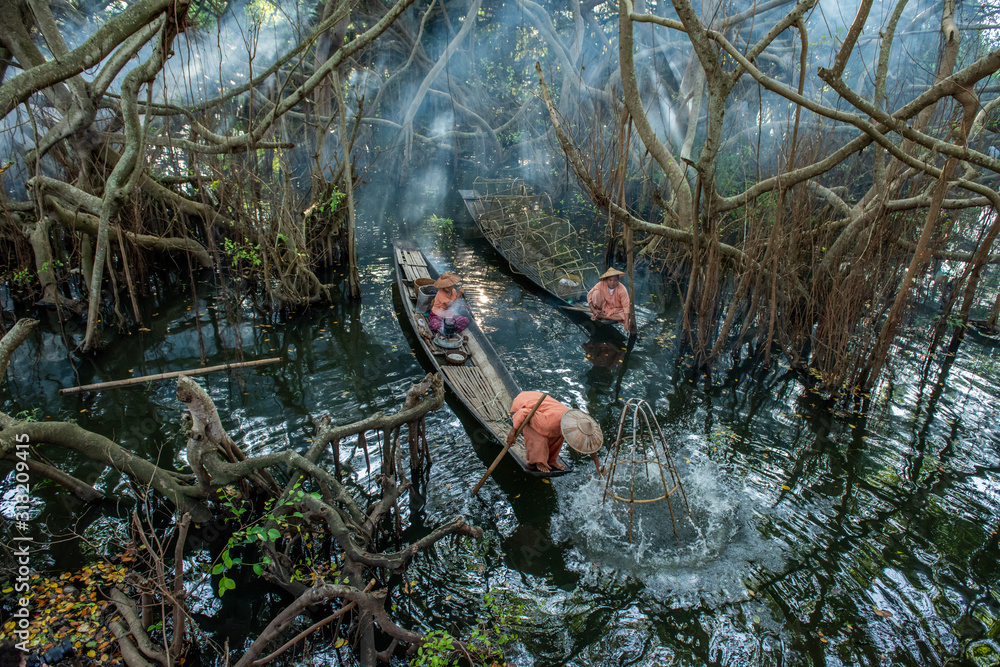Naklejka premium Intha Burmese fishermen on boat catching fish traditional at Inle Lake, Shan State, Myanmar