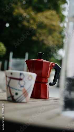 Kaffekanne mit Espressotasse im Freien