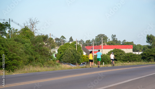 People playing sports on the shoulder of the federal highway © Alex R. Brondani