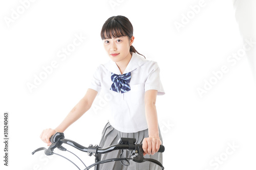 自転車通学をする制服姿の学生