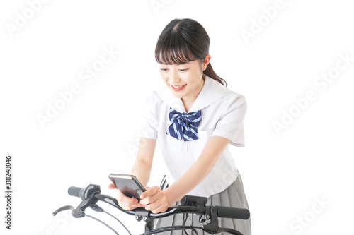 自転車でスマホを使う若い学生